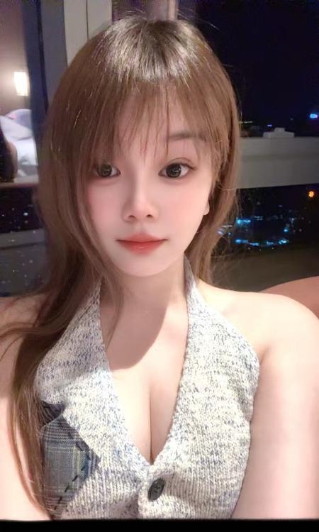 拥有E罩杯的苗条女